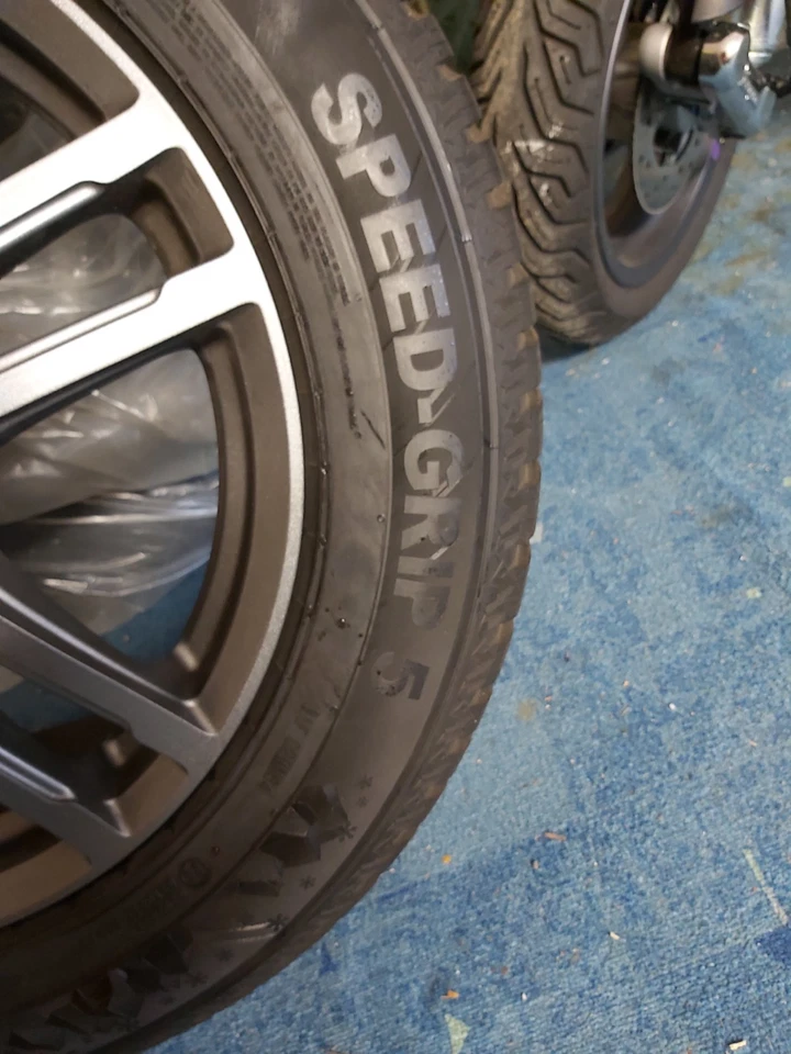 Winterreifen Opel Grandland X 215 65 R17 Neuwertig 6mm - Bild 2 von 2