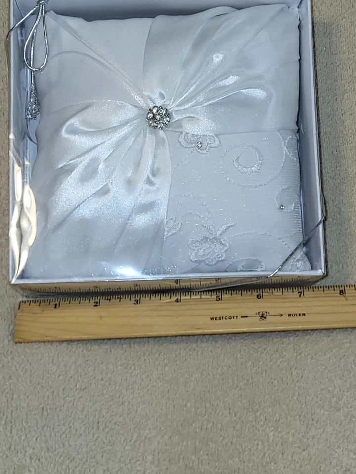 Almohada portadora de anillo de boda con estrás de encaje floral satinado blanco rosa lillian 7"  Foto 3 de 4