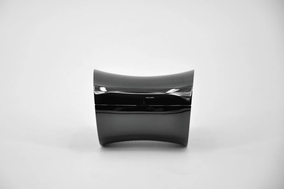 Brazalete ancho de acero inoxidable para mujer Calvin Klein negro pequeño 6,5 pulgadas Foto 2 de 4