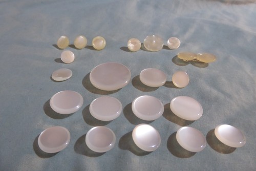Vintage Lot of 22 Flat Pearlized Plastic Shank Buttons Different Sizes - Picture 2 of 15