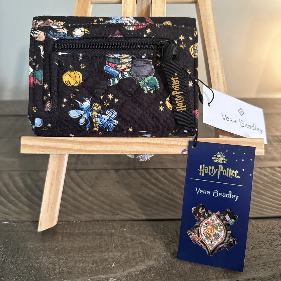 Vera Bradley 哈利波特朋友 HOGWARTS DITSY RFID Riley 小巧型钱包 — 第 2/4 张图片