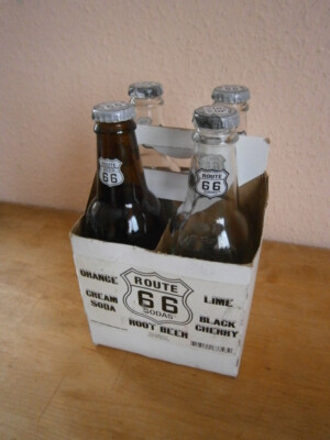 Route 66, 4 originale USA Root/Route Beer Soda Flaschen im Träger, ca. 2015 leer