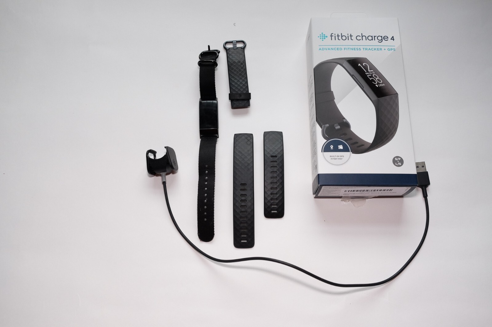 FitBit Charge 4 Black Activity Tracker in Excellent Condition for Enhanced Fitness Tracking-image