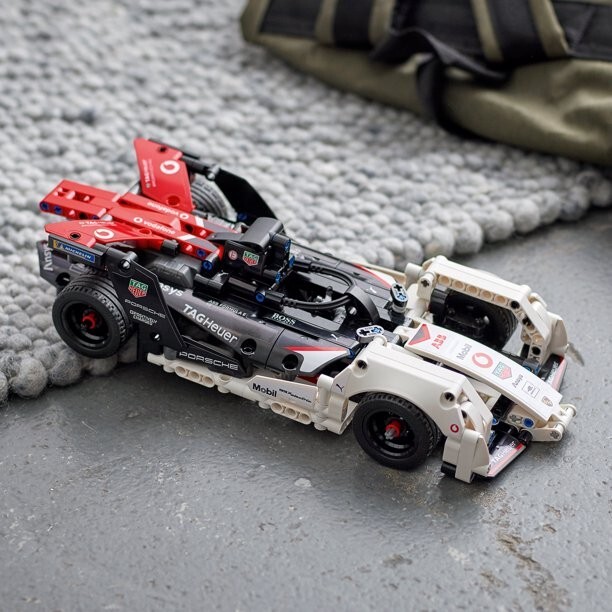 LEGO TECHNIC: Formula E Porsche 99X Electric Set 42137 422 PCS For