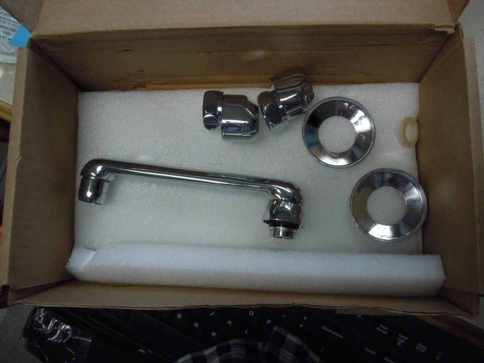 Torneira manual de parede Chicago Faucets 540-LD317ABCP com centros ajustáveis - Imagem 4 de 4