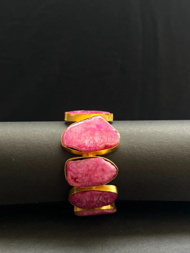 Brazalete Druzy Slice rosa crudo chapado en oro | Brazalete de piedras preciosas llamativas Foto 2 de 4
