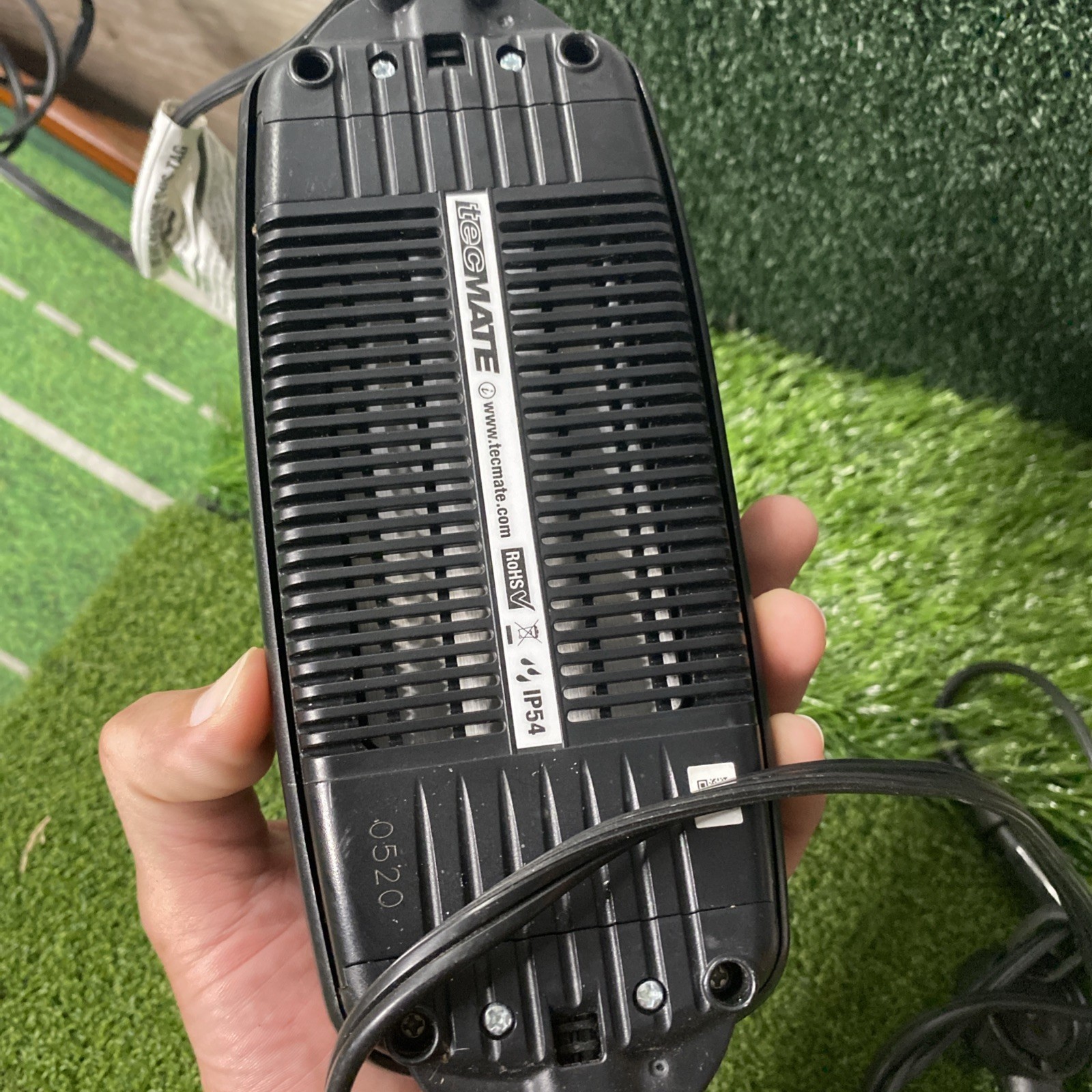 Aston Martin V8 Vantage Battery charger