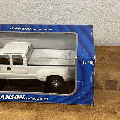 1:18 Die-Cast Model Truck Chevrolet Silverado 3500 White Dually