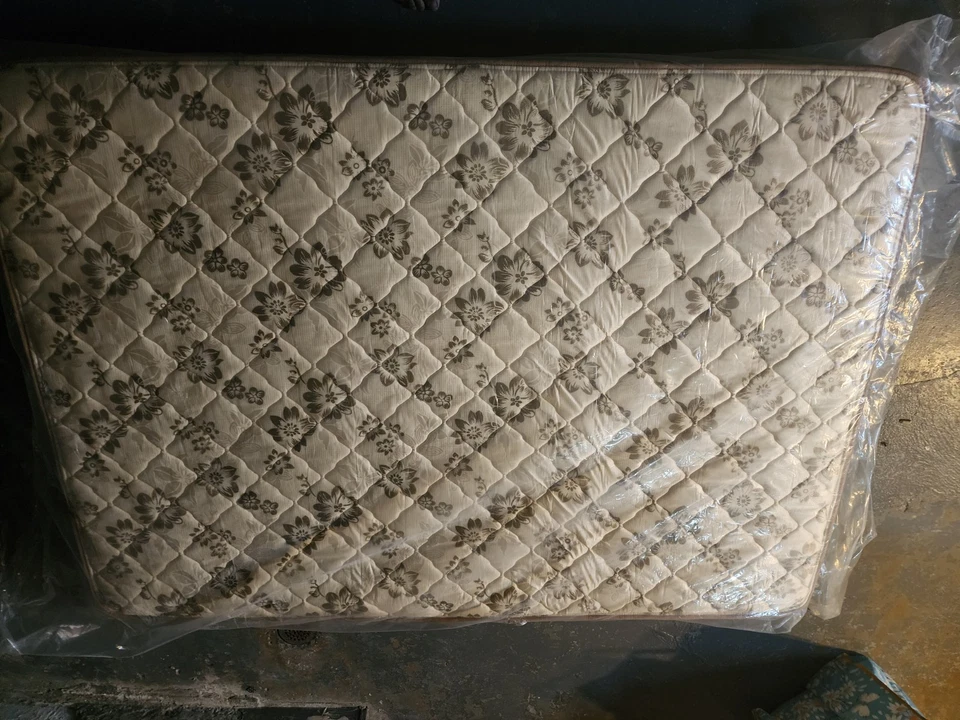 Colchón dorado nuevo Foto 3 de 4