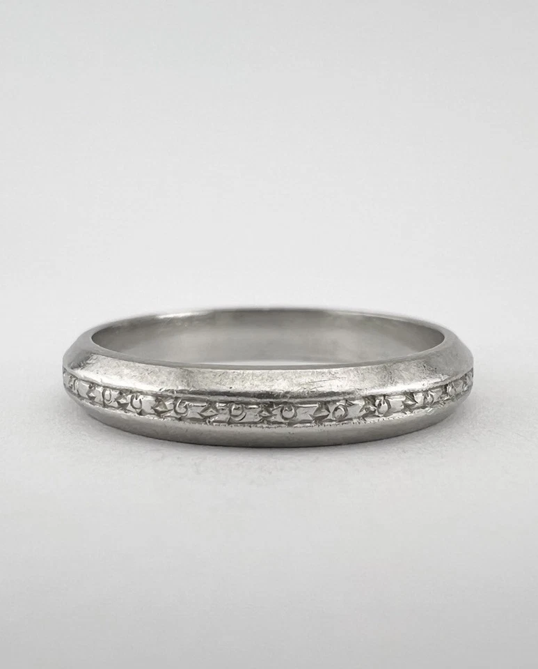 Антикварное платиновое обручальное кольцо в стиле ар-деко 1930-е с гравировкой в виде цветка 3 мм размер 6 - Изображение 4 из 4