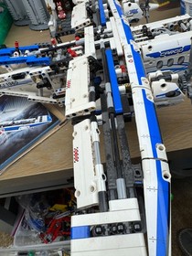 LEGO 42025 - Technic - Cargo Plane - Working with Manual