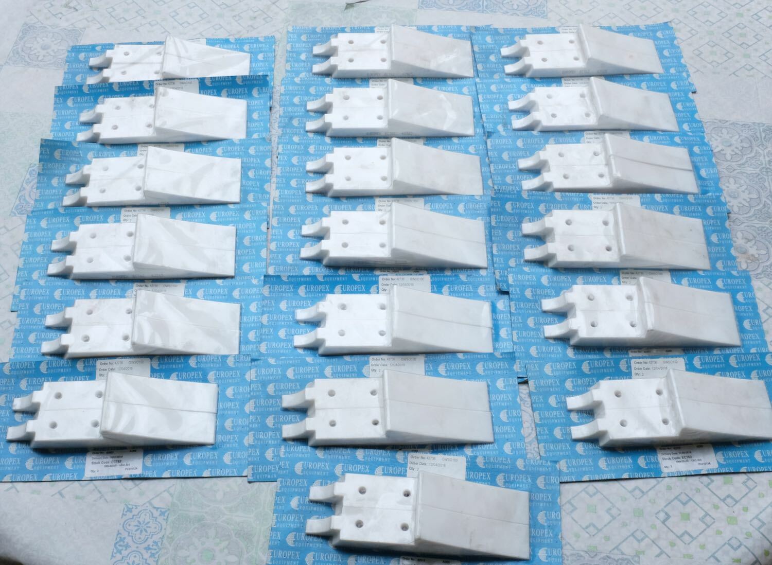 Équipement Europex ECT62 lot de 38 modules de connexion pour réseau électrique gris