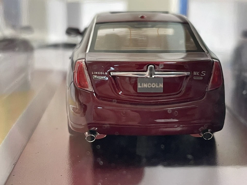 Coche modelo Lincoln MKS 2012 de resina roja vintage de lujo raro 1/43 nuevo en caja Foto 3 de 4