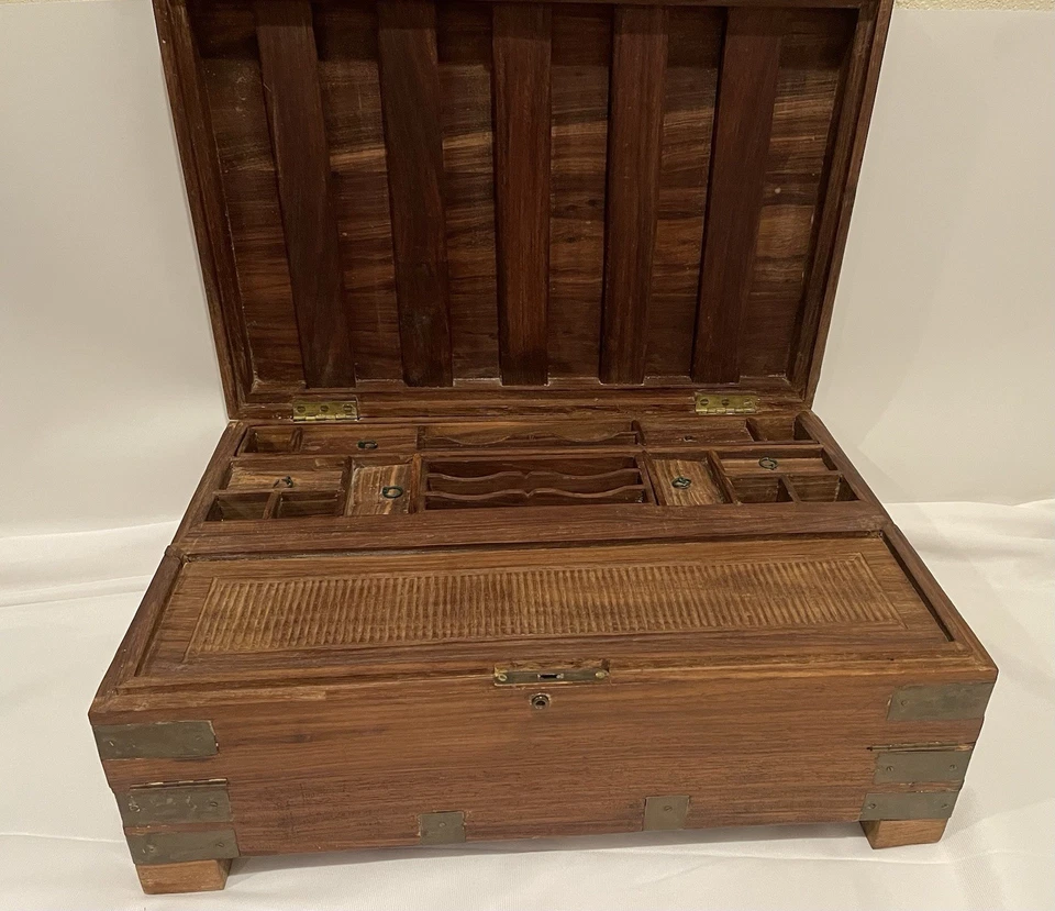 Réplica vintage de escritorio plegable de madera/latón Foto 4 de 4