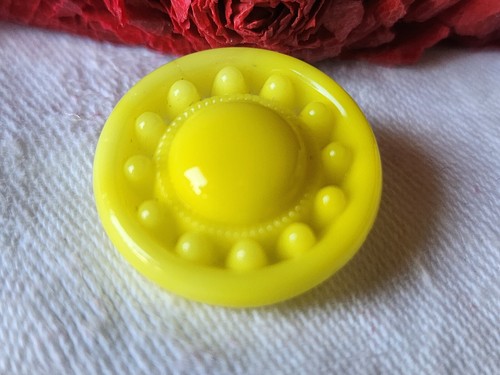 Gros bouton vintage en verre jaune fort relief 2,2 cm D17H - Picture 2 of 4