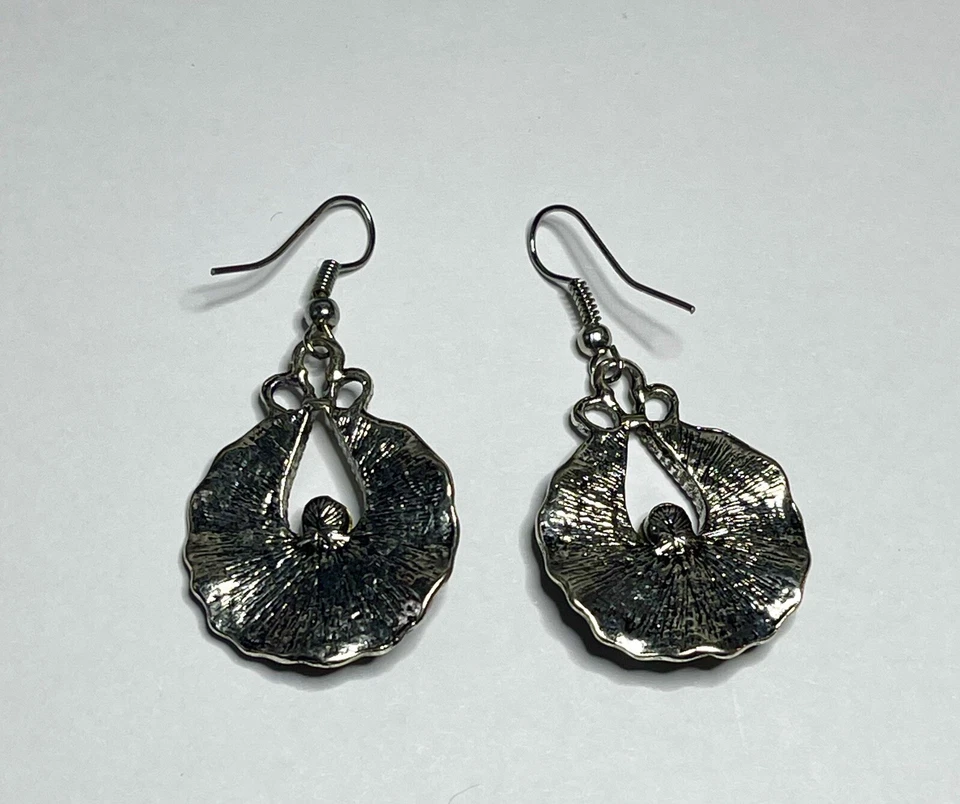 Висячие серьги с серебряными стразами и древесным углем из радужной блестящей смолы с цветочным рисунком - Изображение 3 из 3