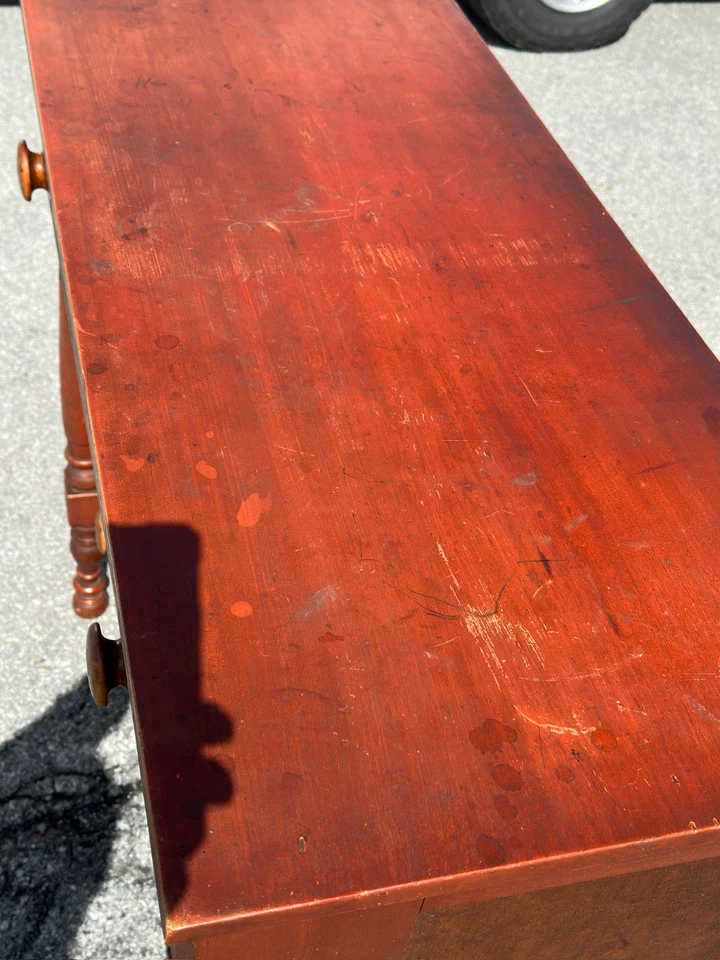 Cómoda antigua de arte popular de Nueva Inglaterra cómoda pintura roja lavada decorada Foto 4 de 4