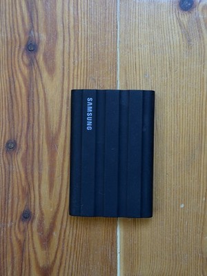 Samsung T7 Shield 4TB NVMe tragbare externe SSD - Schwarz (MU-PE4T0S)