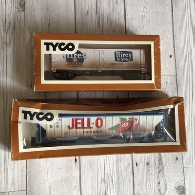 2x Tyco HO Scale Wagons: Old-Time Reefer (Hires) & 54  Covered Hopper (Jello)