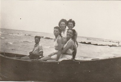 Vintage Foto junge schöne Frauen im Urlaub am Meer  Mode Momentaufnahme