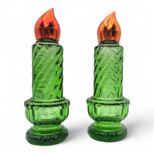 Vintage Avon Weihnachtskerzenflaschen 2er Set grün Glas rot Flammendeckel 70er Jahre