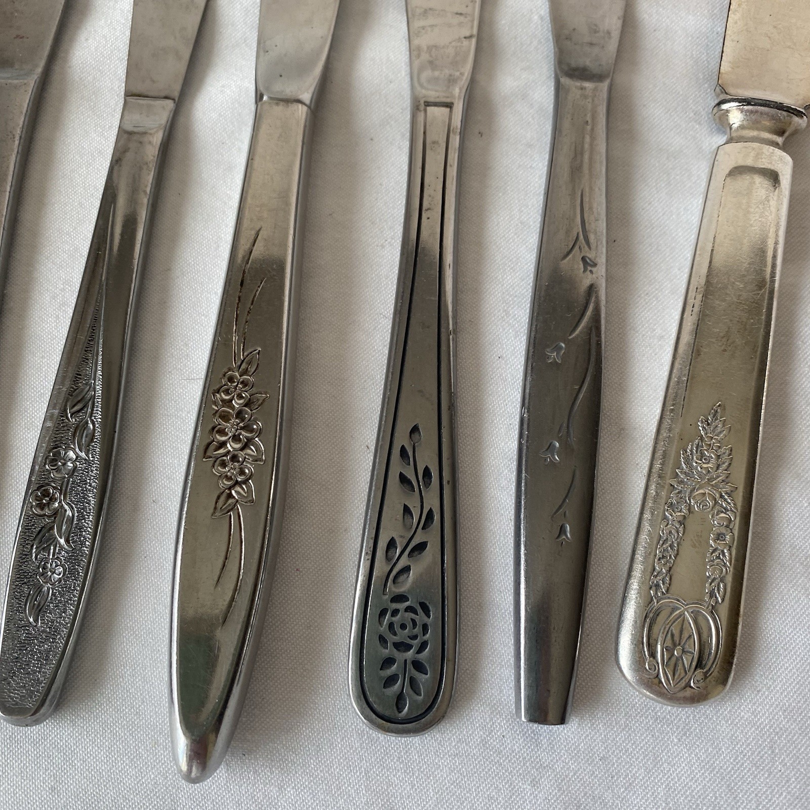 Mixed Lot 10 VTG Stainless Dinner Knives Floral MCM Mismatched Japan READ