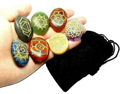 Sieben Chakra Oval Reiki Set Edelstein Gravur Premium Heilung & Samt Beutel