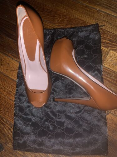 AUTHENTIC VERY CLEAN GUCCI HEELS SIZE 8.5(OG BAG & REPLACEMENT BOX)