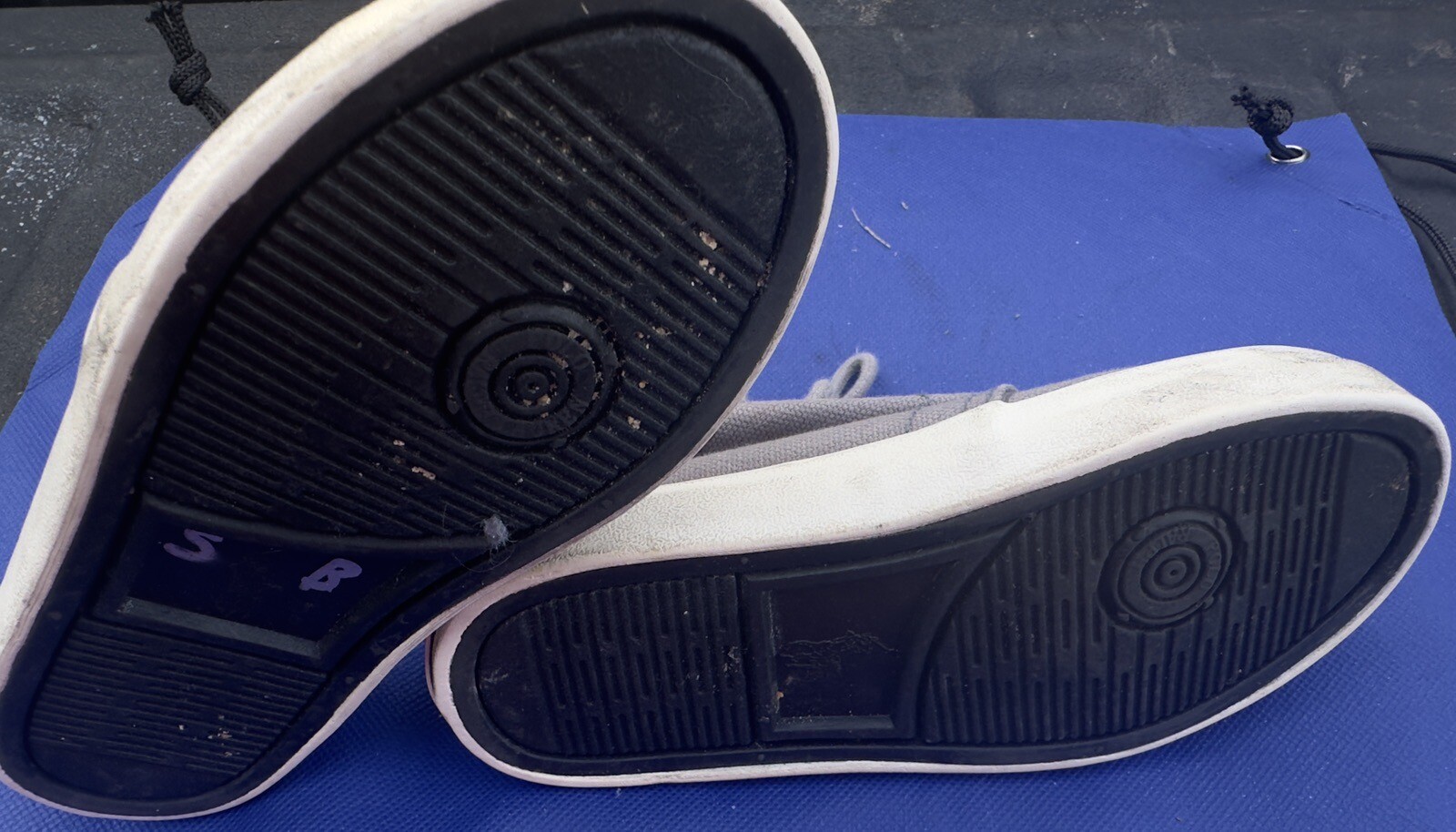 Polo da usare Ralph Lauren scarpe grigie e bianche ragazzi taglia 8 polo blu pony