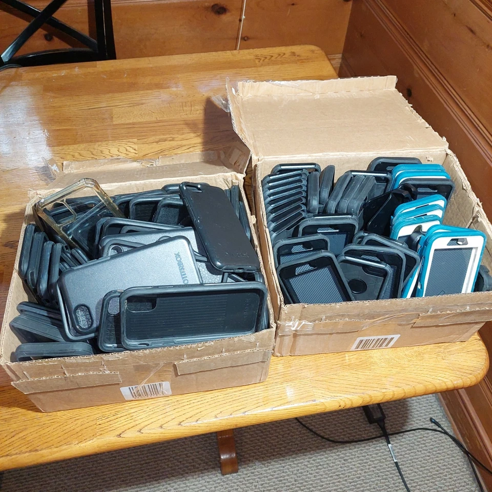 Lote de 93 fundas OtterBox - iPhone 6/6s/7/8/SE Defender y Commuter - Colores mezclados Foto 2 de 3