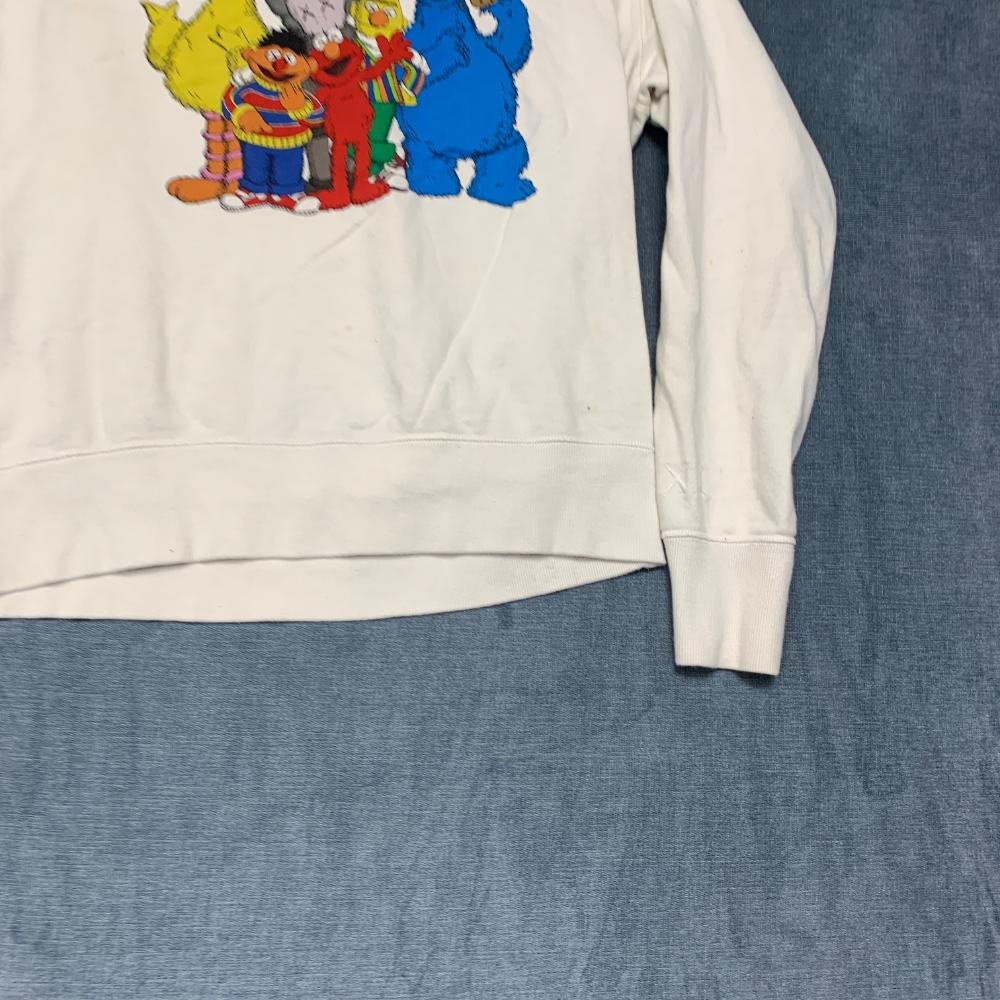 Uniqlo Sweatshirt Mens Medium White Kaws Sesame Street Patch