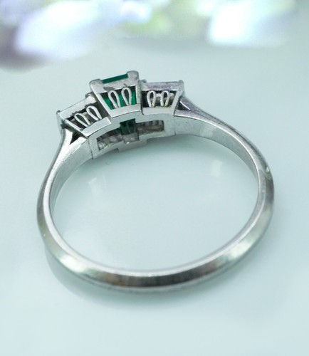 Vintage Baguette Diamond Emerald Platinum Filigree Ring Estate Dainty - Picture 6 of 7