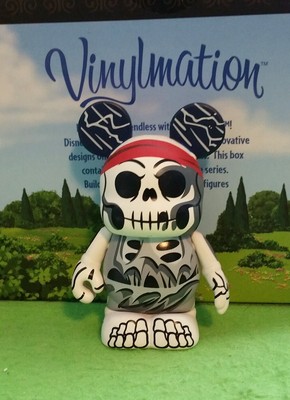 DISNEY VINYLMATION Park - 3'' Pirates Of Caribbean Set 2 Skeleton Helmsman
