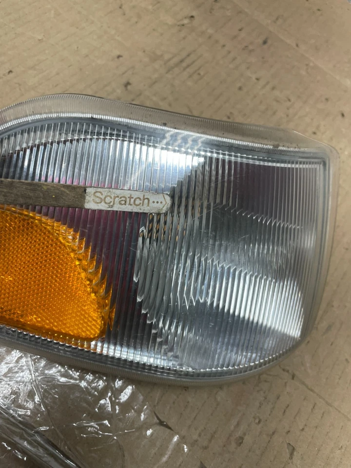 1998 to 2001 Volvo C70 Right Passenger Side Turn Signal OEM U2911 DW - Image 4 of 4