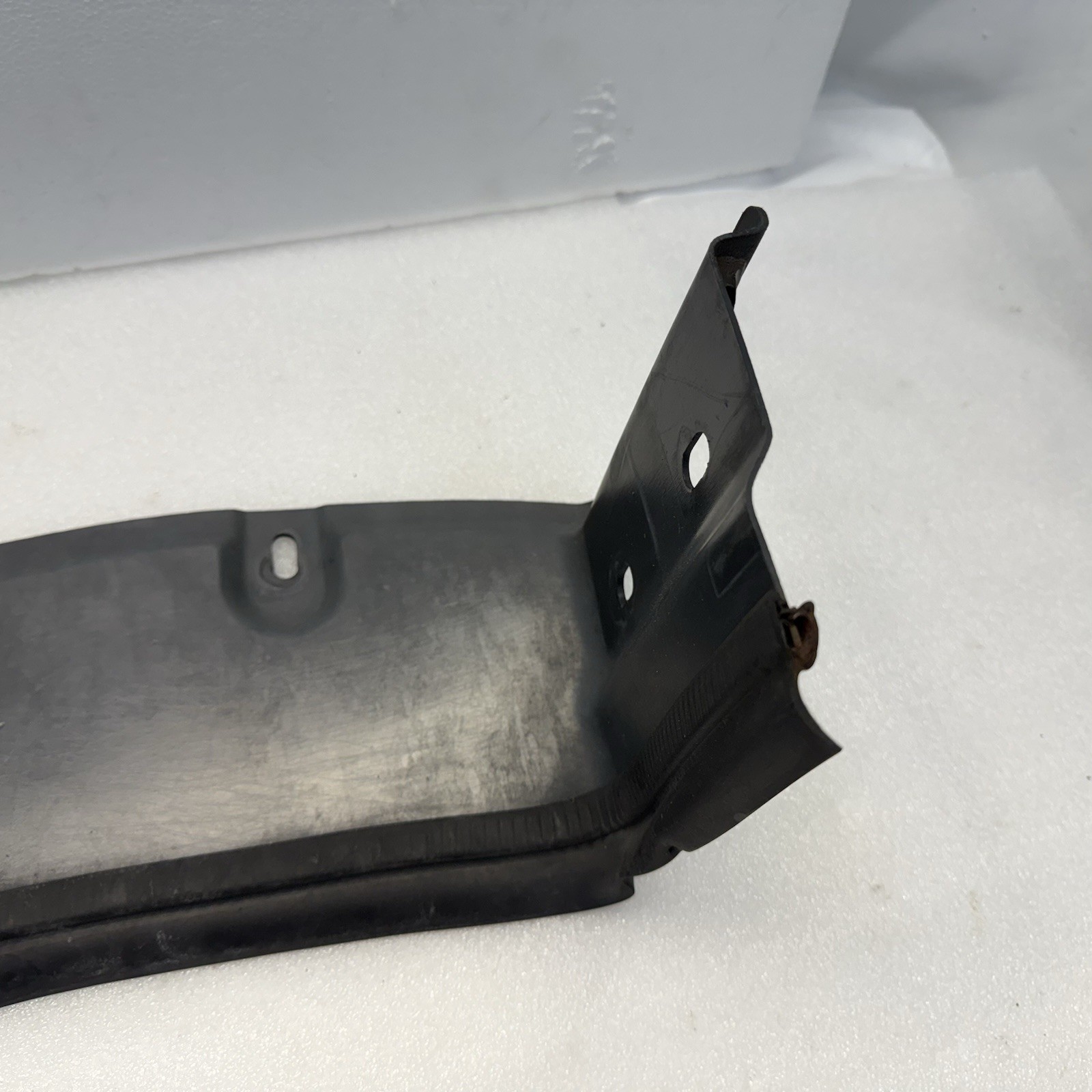 03-08 Maserati Quattroporte M139 Front Bumper Upper Conveyor Trim 67069600 OEM