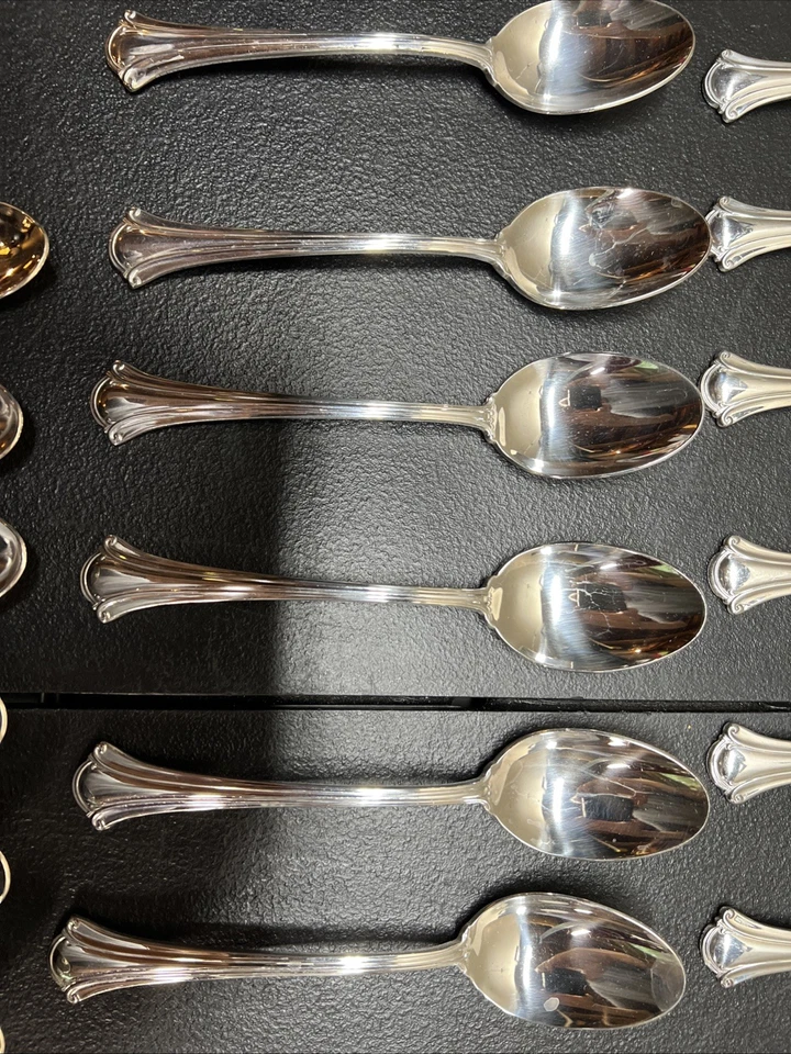 12 juegos de cubiertos y vitrina International DEEPSILVER SILVERPLATE 70 P Foto 3 de 4