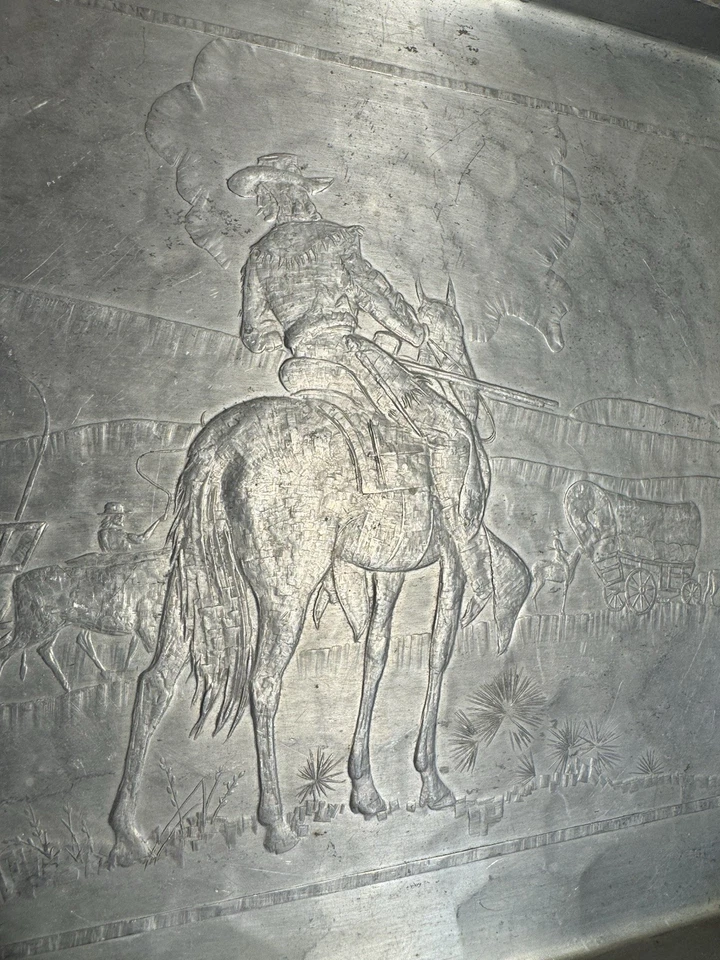 BANDEJA ARMADURA ARTHUR DE COLECCIÓN BANDEJA PARA SERVIR ALUMINIO MARTILLADO ESCENA DE VAQUERO Y VAGÓN Foto 2 de 4