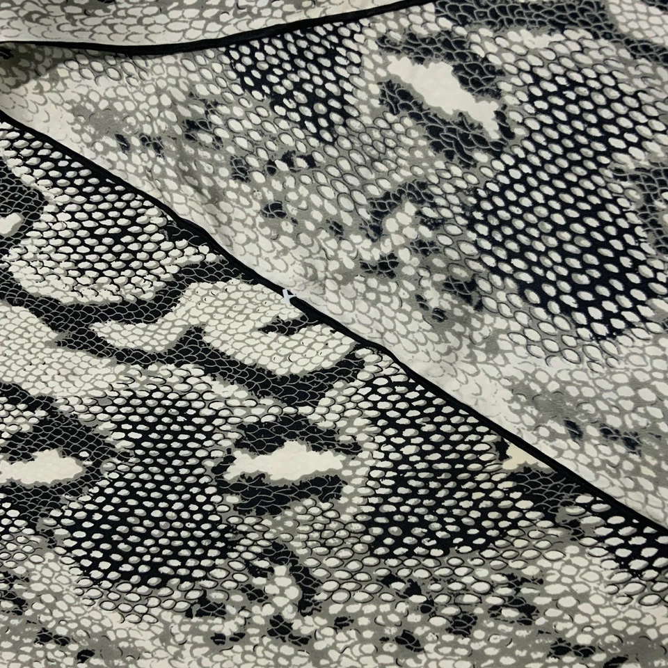 Bufanda rectangular Écho de seda blanca y negra con estampado de bocadillos PEC Foto 4 de 4