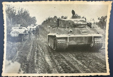 Un carro armato pesante Panzerkampfwagen VI Tiger I che si muove lungo una strada sterrata.