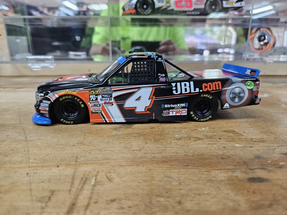 Toyota JBL.com 2017 autografiado por Christopher Bell Campeón Diecast Foto 2 de 4