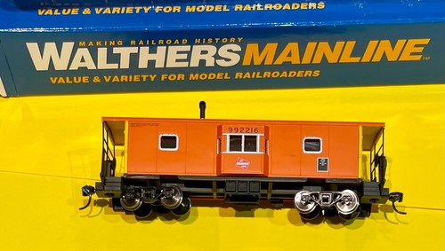 Walthers Mainline HO RTR 910-8667 MILWAUKEE ROAD BAY WINDOW CABOOSE MILW 992216 - Picture 7 of 8