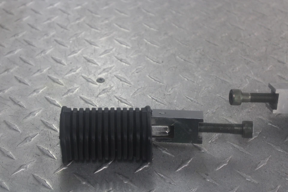 Juego de estriberas traseras Suzuki Savage 650 LS650P 1999 43600-24B00 43700-24B00 Foto 2 de 4