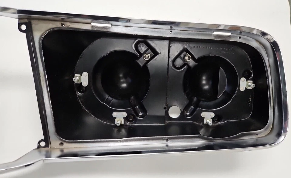 Chrysler New Yorker 300 1965 marco de parrilla lateral derecho para pasajero 2524084 nuevo en stock Foto 2 de 4