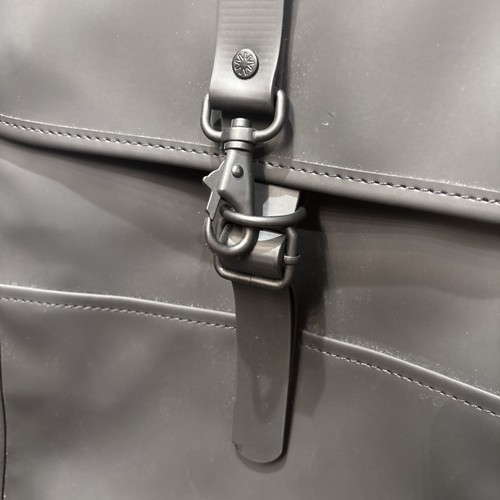 Mochila impermeable rains negra - Logo TikTok - Imagen 2 de 10
