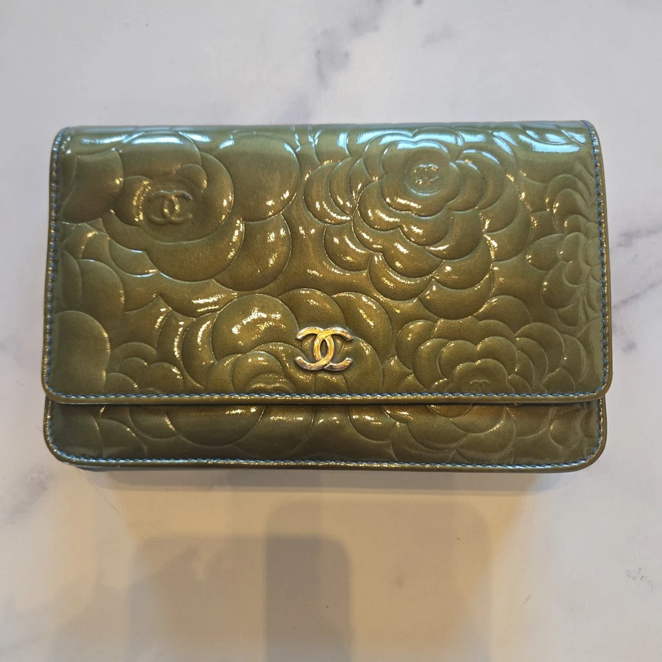 CHANEL Camellia Green Blue Wallet Shoulder Bag Crossbody Patent Leather WOC - Imagem 2 de 4
