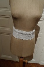 JHW Gürtel aus weißer Baumwollstepperei, Zackenrand, 9 cm hoch,  Bindebänder