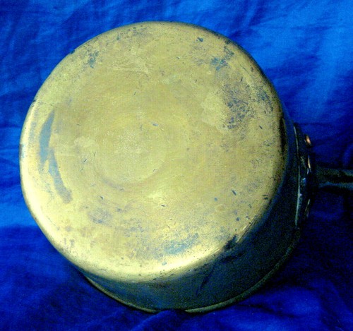 Antigua cacerola francesa de latón liso mango de hierro cónico - Imagen 4 de 6