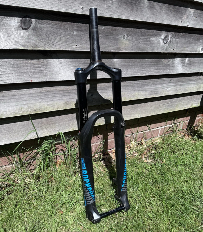 RockShox yari fork 27.5in 180mm DebonAir Suspension Fork w/ Maxle