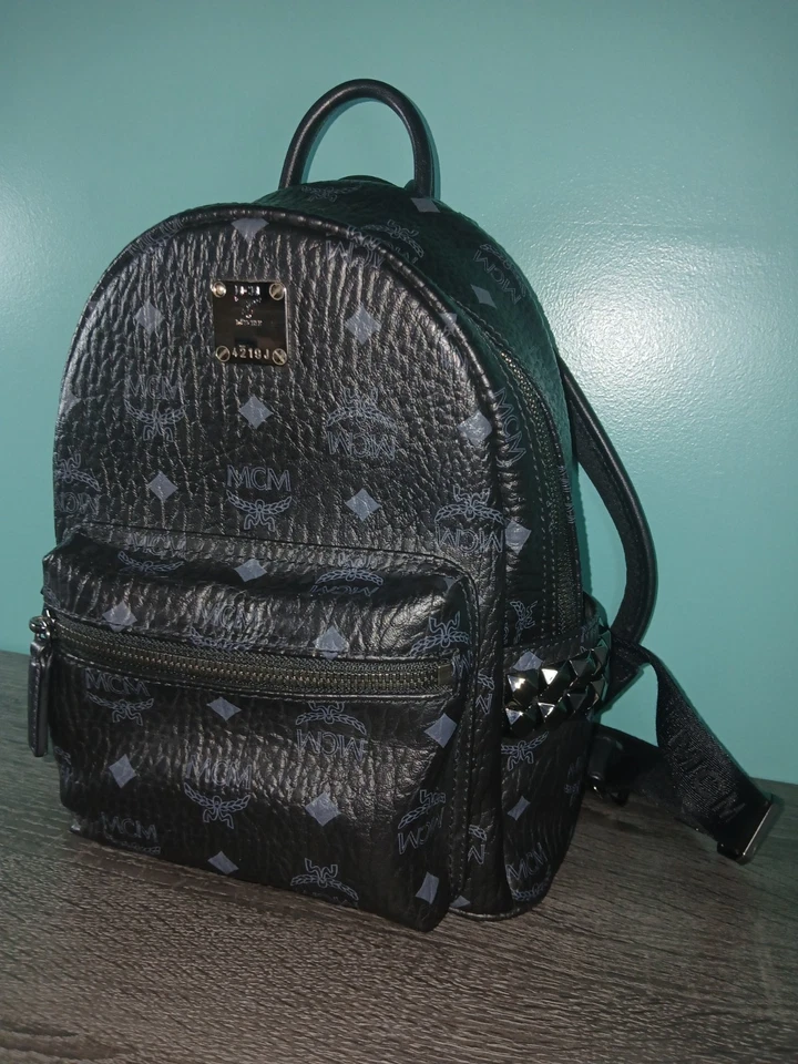 MCM 黑色 Visetos 涂层帆布小号 Stark 铆钉背包 "阅读说明" — 第 4/4 张图片