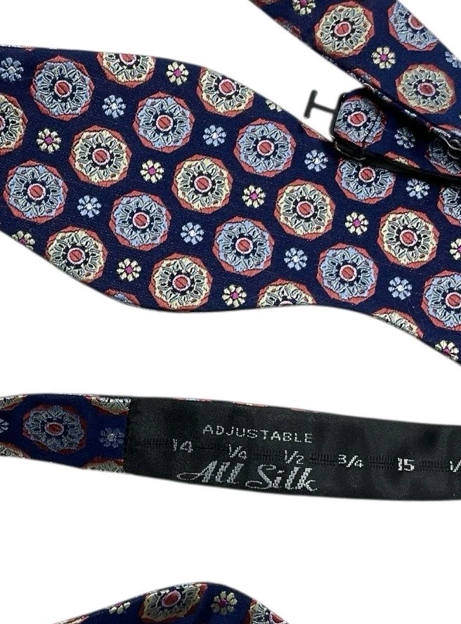 BRUNO PIATELLI Para hombres 100% Seda LUJO Auto Pajarita Azul Geométrica W:2.7" Usada en Excelente Condición Foto 4 de 4